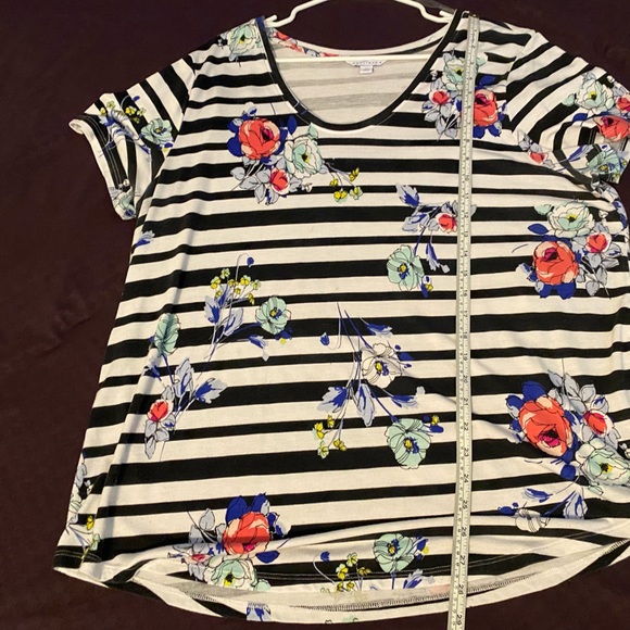 Women’s Plus 2X Boutique Plus from JCP flower short sleeve shirt - Picture 5 of 7
